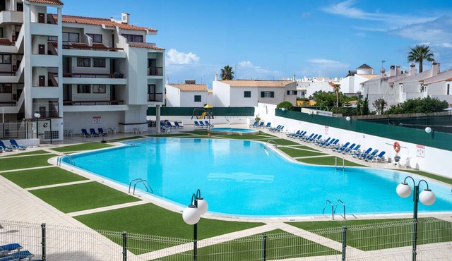 #409 Central Albufeira Getaway with Shared Pool
