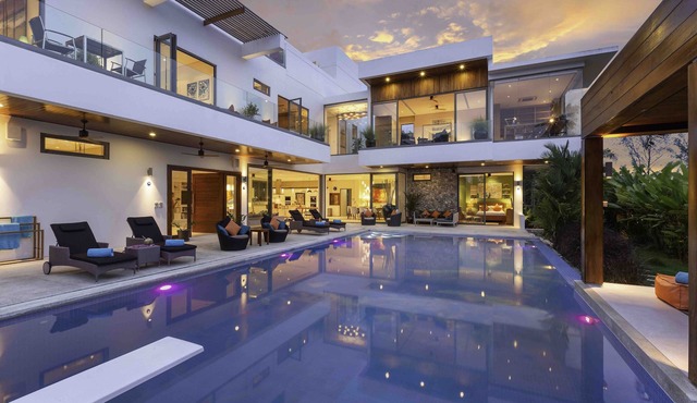 4BR Villa White Skies, Sleep 8, Breakfast, Staff