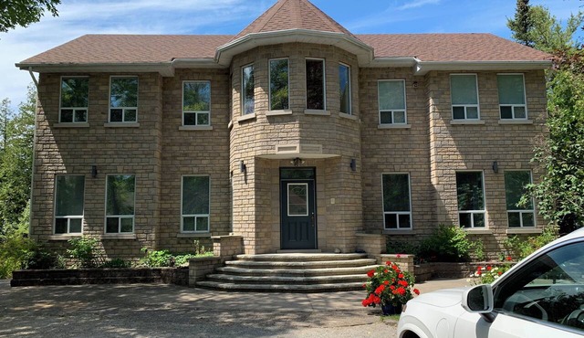 5-bedroom castle in soothing Tiny with cool AC throughout in Tiny