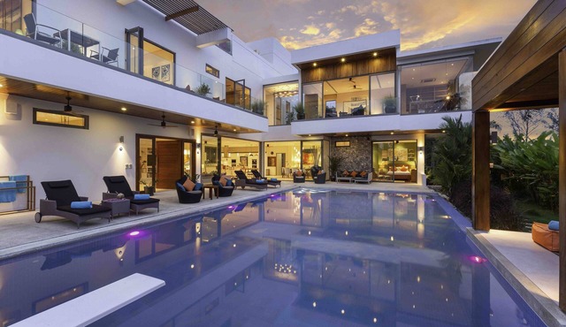 5BR Villa White Skies, Sleep 10, Breakfast, Staff