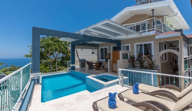 6 Bdr Villa/Rooftop with amazing views/Centrally Located in Manuel Antonio