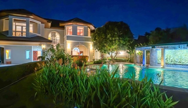 7 Bedroom Pool Villa in Kathu SV1