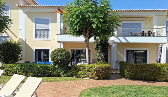 8 min walk to beach ! 2BR/2BA Apartment, pool, aircon, wifi, secure parking.