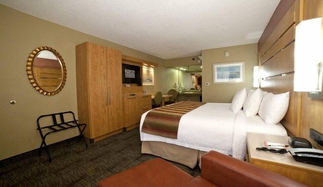 ADA Compliant Room w/King Bed & Free WiFi in Tybee Island