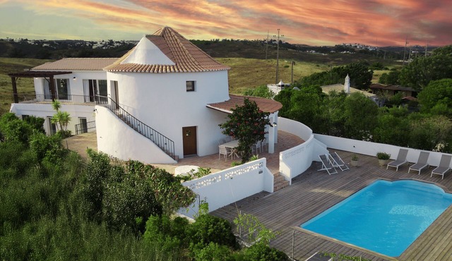 Algarve Windmill, Villa & Pool. 2000m to the Beach