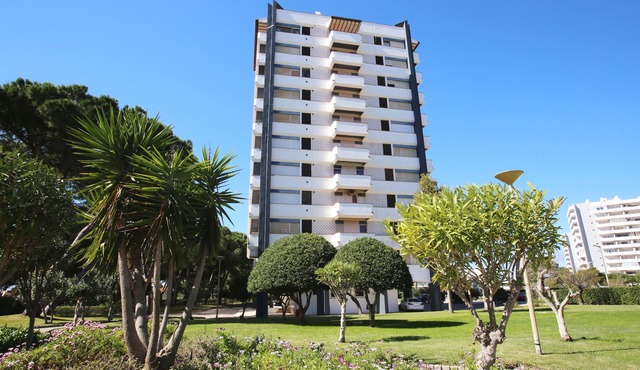 Alvor Torralta; Apart. 3-bedr. apartment 2 min. walk from the beach; 10th floor; sea and mountain views