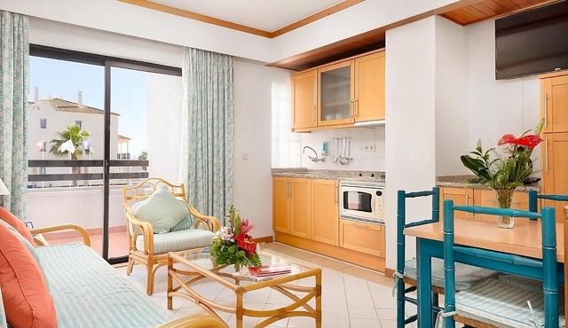 Always a Great Idea To Unwind! Beach Access, Outdoor Pool and Spa, Free Parking!