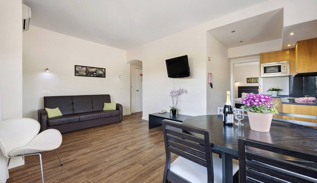 Apartament 'T1 Atlântico' with Mountain View, Pool, Balcony & Wi-Fi