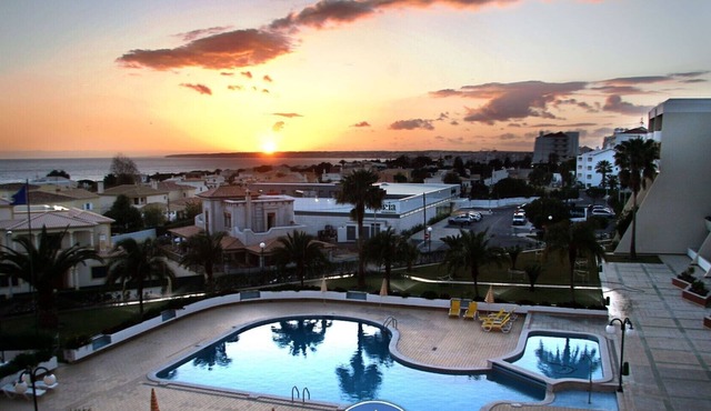 Apartment A Ramos Apartamento Palmeira Galé with Sea View, Shared Pool, A/C & Wi-Fi