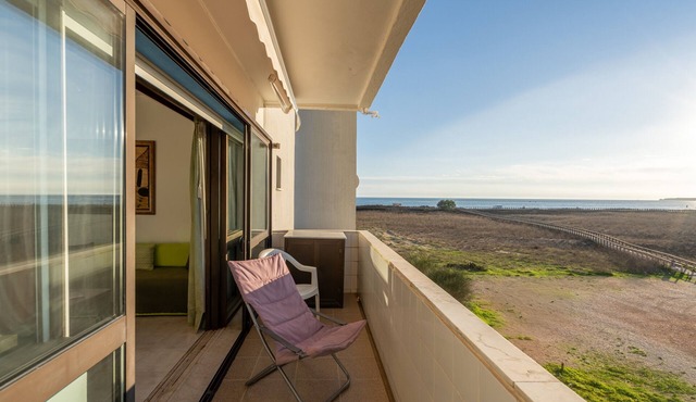 Apartment 'Alvor Beach Front Line Bay' with Sea View, Wi-Fi and Air Conditioning