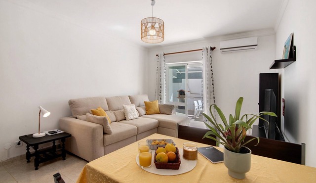 Apartment 'Rosas No Lagar' with Private Terrace, Wi-Fi and Air Conditioning