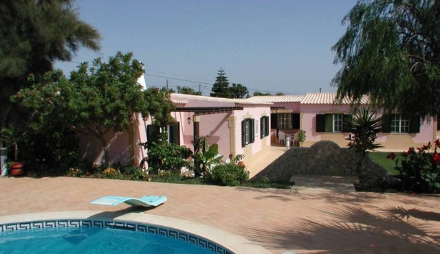 Apartment with 2 bedrooms on a beautiful plot with pool near the sea