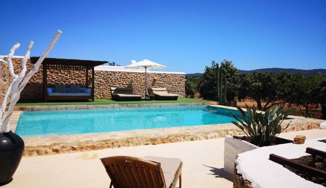 🌞AUTHENTIC IBIZA STYLE VILLA🏡 HUGE PRVTE POOL🏊‍♂️BBQ🍴A/C❄️WIFI 📶& PARKING🚗 in Es Pla de Sant Antoni
