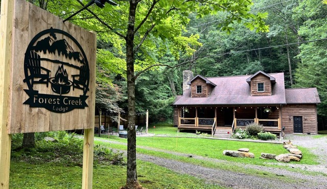 Autumn Escape Forest Creek Lodge Sleeps 10, 3BR 2BA · Hot Tub Fire Pit Fireplace in Confluence