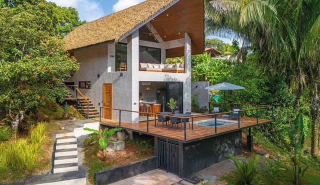 Bali Style 2-bedroom with salt water Pool, deck, outdoor bathtub, yoga deck in Ojochal