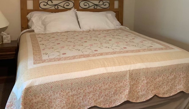 "Be Happy" King bed room in Confluence