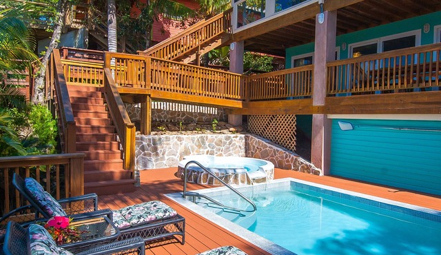 BEACH front between W Bay & W End - POOL & DOCK - screen porch - Sunsets galore in Roatan