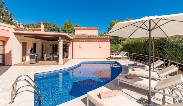 Beach Villa Margot for six people with people in Puerto Pollensa