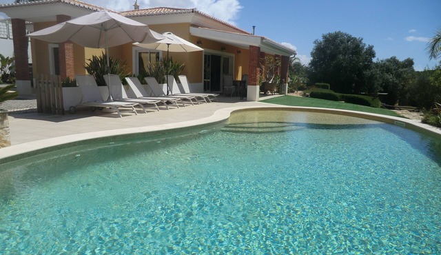 Beautiful villa near Meia Praia, Lagos with solar heated pool & lots of space