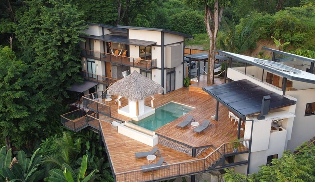 Best location in Santa Teresa. Walk to the Beach! AC, 5 Suites, Fully Equipped in Santa Teresa Beach