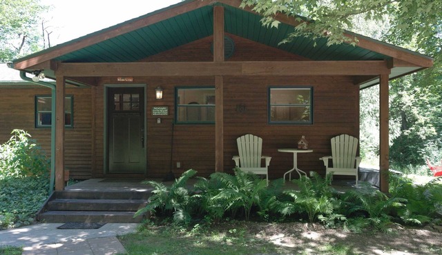 Betsie Bliss Cottage, Riverfront/Hot Tub, Skiing, Golf in Thompsonville