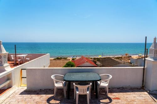 Blife Troya private rooms at Faro beach