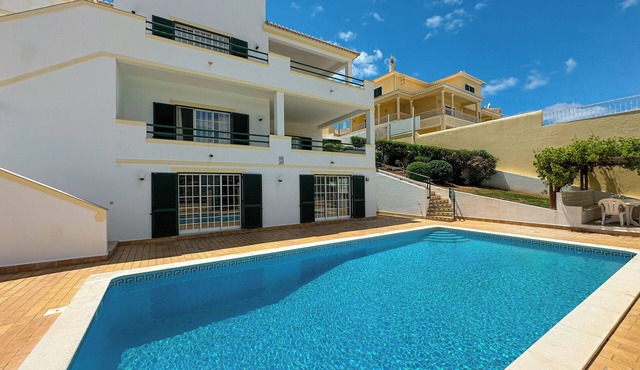 BnB Homes Villa Verde with 4 bedrooms Pool, Marina View, BBQ & Landscape garden