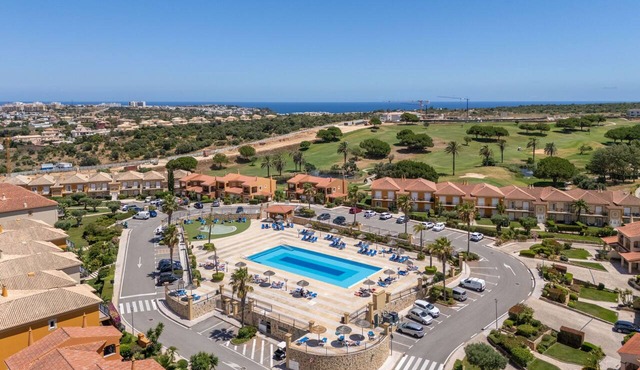 Boavista Lakeview | Golf & Pool Retreat