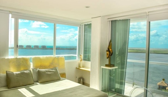 breathtaking studio, w/ocean and lagoon views, amazing wrap around balcony,. in Cancún