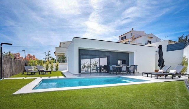 Bright Spacious House | Swimming Pool by HostWise