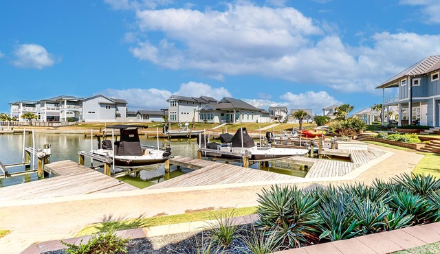 Bright waterfront villa with pool, boat slip, patio & balcony in gated community in Rockport
