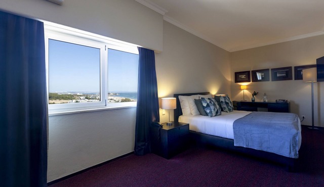 Carcavelos Beach Hotel in Cascais