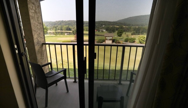 Carroll Valley Stay | Golf View Double Room in Carroll Valley