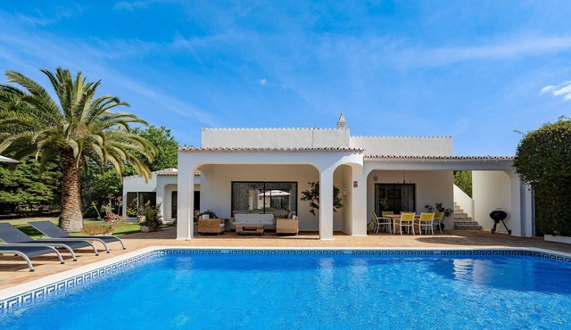 Casa Luzerna, villa with private pool near the beaches and Carvoeiro