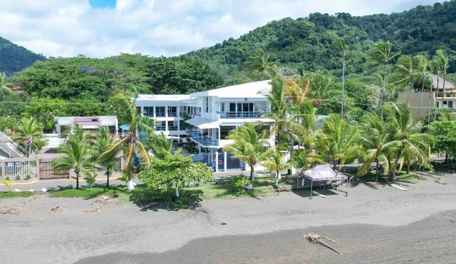 Casa Nine Private Oceanfront Pool Beach in Jacó