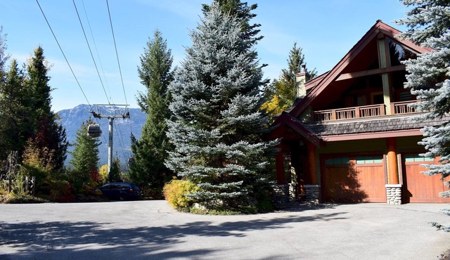 CEDAR HOLLOW 11 | Ski-In, Ski-Out | Huge Living Space | Private Hot Tub & Garage in Whistler
