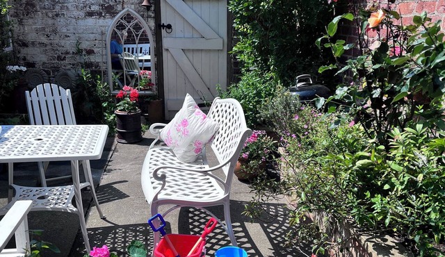 Central 5 bed/3 bath for 8 (+ cot) free parking - spacious, stylish, comfortable in Whitby