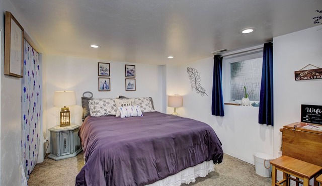 Charming Downtown Basement Bungalow with WiFi and AC in lovely La Grande in La Grande
