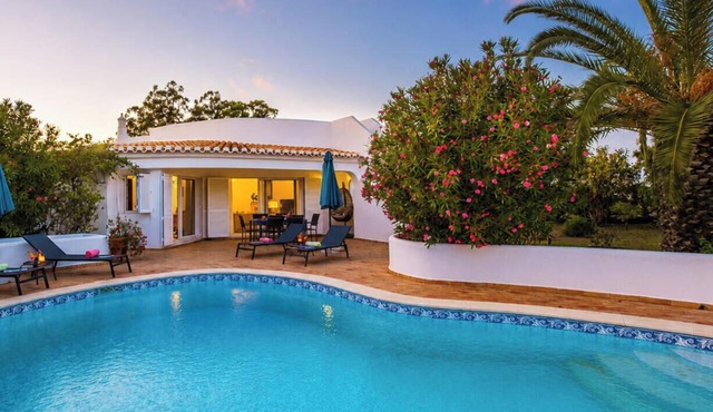 Charming getaway w/pool & BBQ