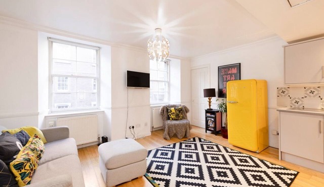 Charming Home with Patio Nearby the Castle in Edinburgh