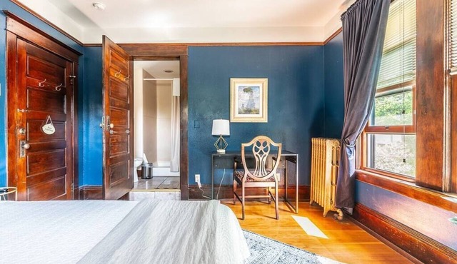 Charming Room in Historic BnB with Parking - Rm 5 in Seattle
