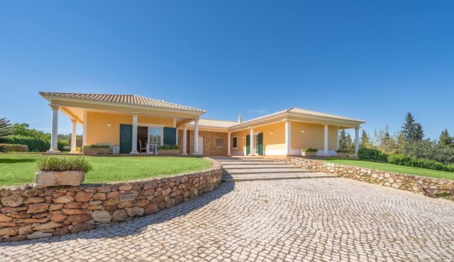 Charming Villa with Pool & Garden in Vale da Lama