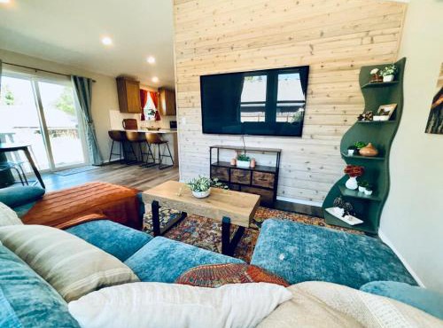 Colorful Comfort 3 Bedroom Home with Fenced yard in Vancouver