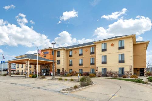 Comfort Inn & Suites Cedar Rapids North - Collins Road in Cedar Rapids