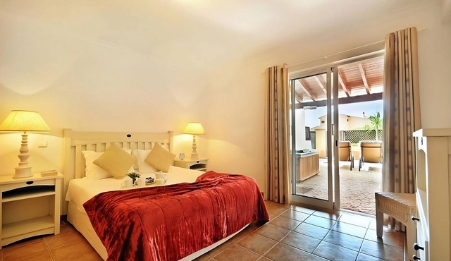 Comfortable 3BR Unit Close to Meia Praia Beach! 2 Outdoor Pools, Free Parking!