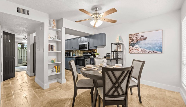 Comfy Two-Story Seahorse Haven Beach Condo in Sarasota