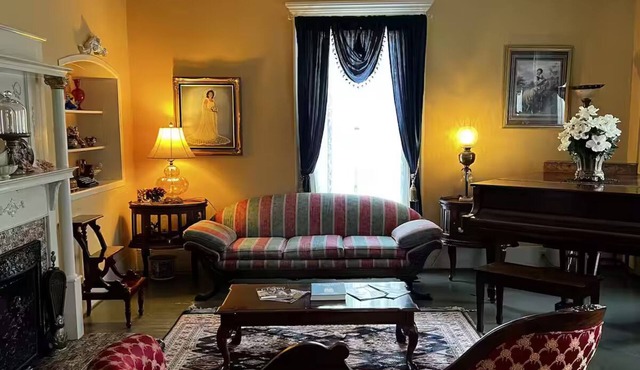 Commodore Bed & Breakfast/Library Room in Bainbridge