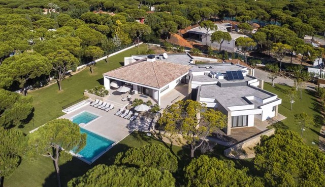 Contemporary Vilamoura Villa | Stunning Open Plan Design | Villa Azure Elegance