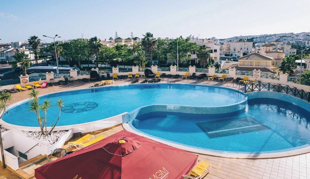 Convenient Stay, Superb Location! Outdoor and Indoor Pool, Near Aveiros Beach!