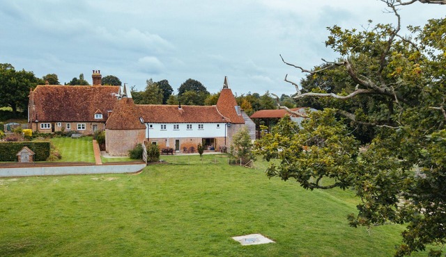 Converted barn/Oast House with amazing views and EV chargers in Rye